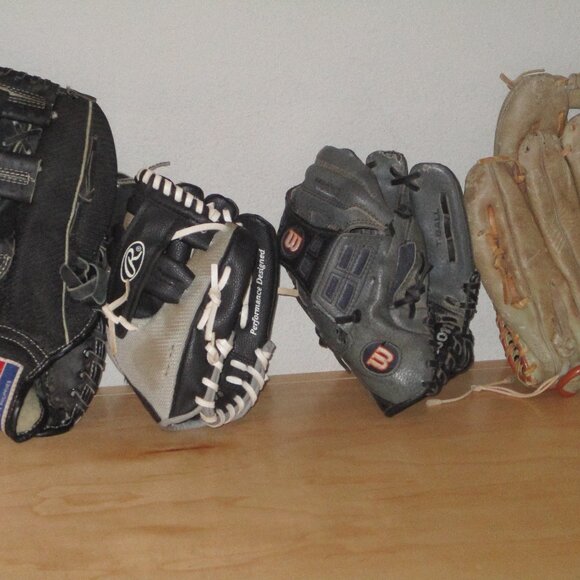 Wholesale Lot 4 of Vintage Baseball Gloves 2 Wilson 1 Rawlings 1 Dunlop Good - Picture 1 of 6